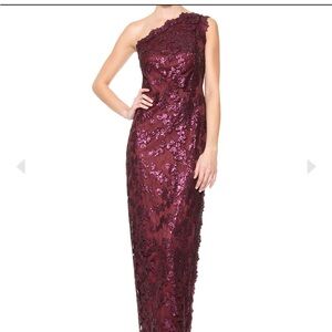 TADASHI SHOJ
LACE ONE SHOULDER GOWN IN AUBURN
AGF1211L-AUBRN